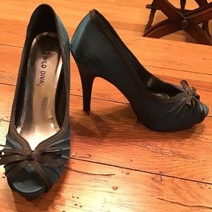 Wild Diva 7 teal with black trim & bow tie accent on top 4.5” heels NWT